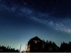 標高730m付近の山頂駅エリアから観察できる星空はまさに絶景!条件が揃えば天の川や流れ星、人工衛星も見られるかもしれません。