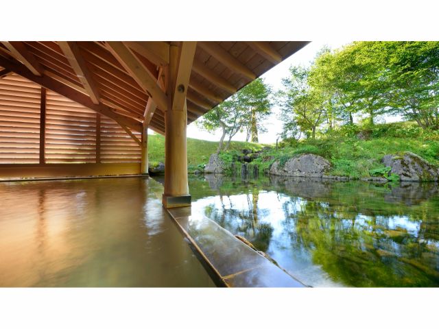 四季の移ろいを感じられる露天風呂ー屋根付露天風呂「雫石高倉温泉」