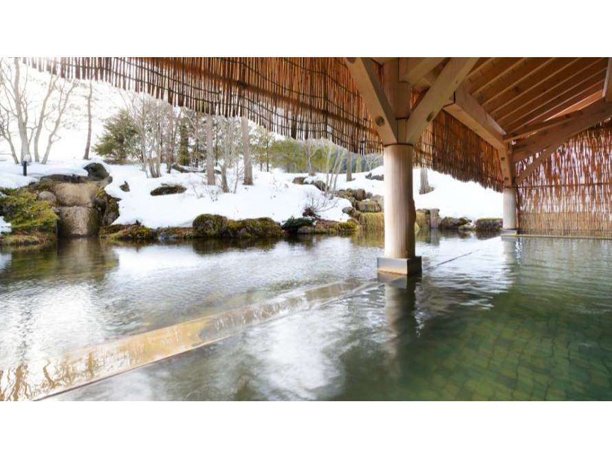 四季の移ろいを感じられる露天風呂ー屋根付露天風呂「雫石高倉温泉」