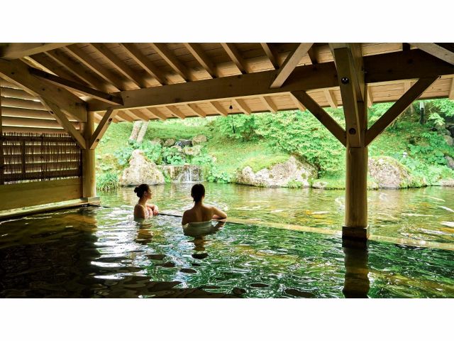 四季の移ろいを感じられる露天風呂ー屋根付露天風呂「雫石高倉温泉」