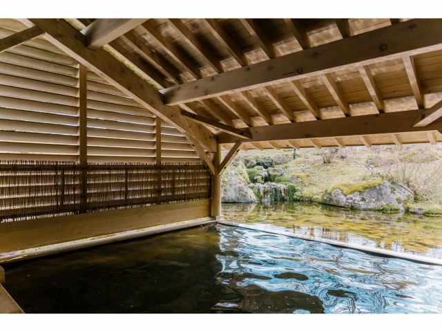 四季の移ろいを感じられる露天風呂ー屋根付露天風呂「雫石高倉温泉」
