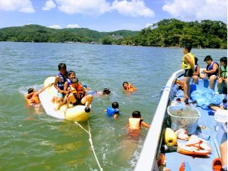 バナナボートで遊ぶ子供達(^^♪