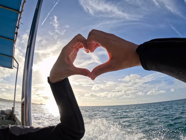 ボートでプチクルージング中も、楽しんでいただけるように全力サポート