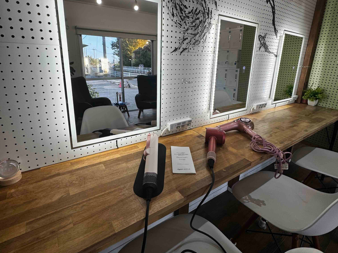 自慢の自社施設パウダールーム・ストレートアイロンもリファで設置