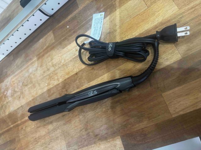 リファのストレートアイロンもあります