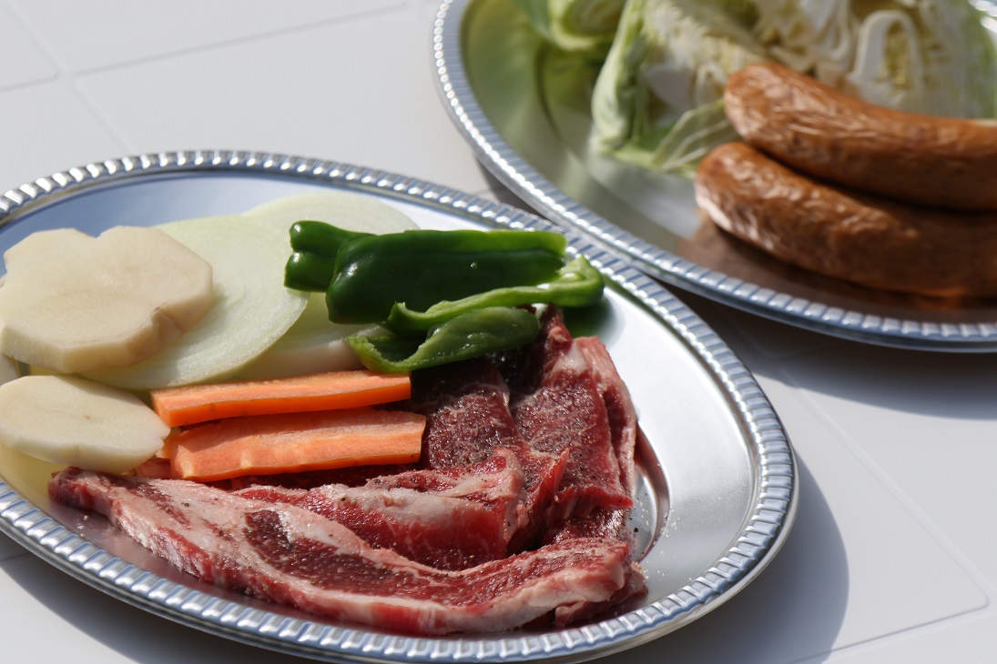 牛・鶏・豚・ソーセージ・野菜・おにぎり・焼きそば!お腹いっぱい♪(画像はイメージです)