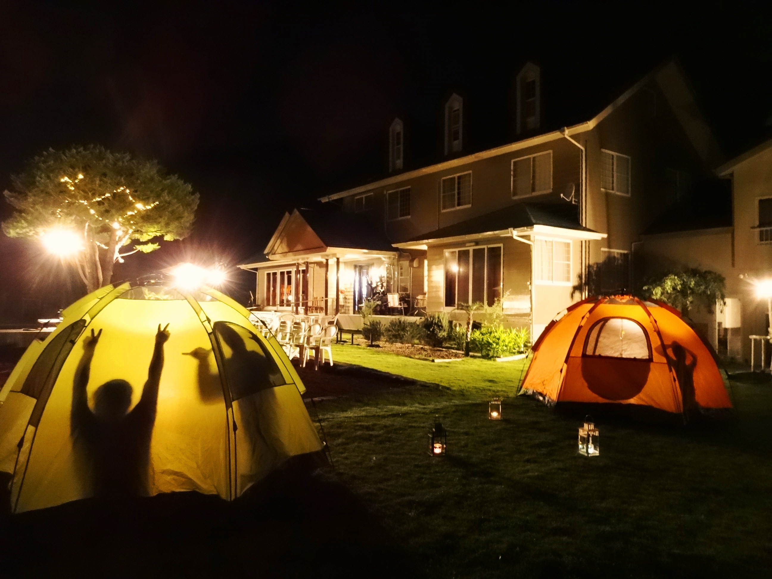 広いお庭でキャンプ!影絵遊びもできちゃいます☆