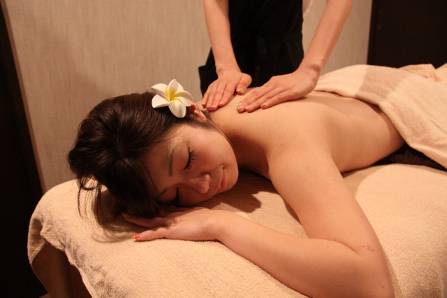 沖縄のアロマを使い、全身(足の先から頭の先)をほぐして行きます