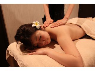 沖縄のアロマを使い、全身(足の先から頭の先)をほぐして行きます