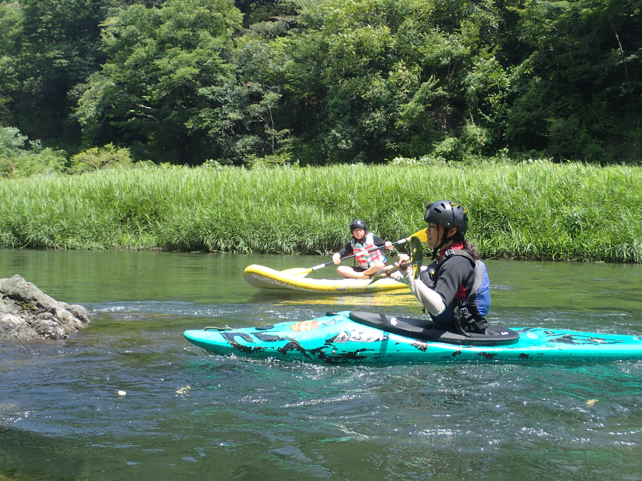 落ちてもよじ登って再乗艇できるSUPをカヤックにする初心者用、少し経験のある方は機敏な動きのプラスチックのボートにも乗れます。