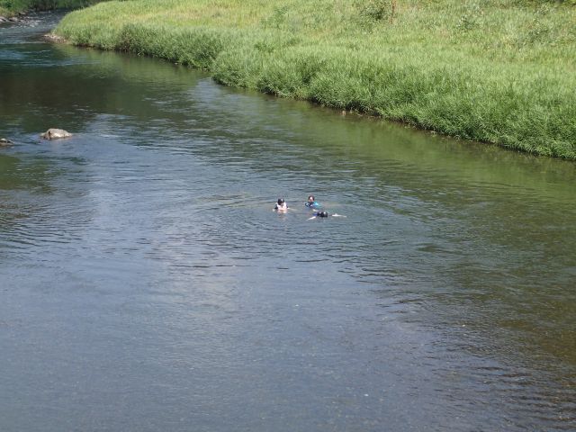暑い日にはライフジャケットだけで流れてもOK!