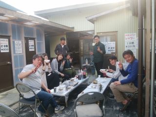 ご利用されたお客様です。写真の投稿を許可いただいております。奥の室内で調理屋外で食事されたケースです。