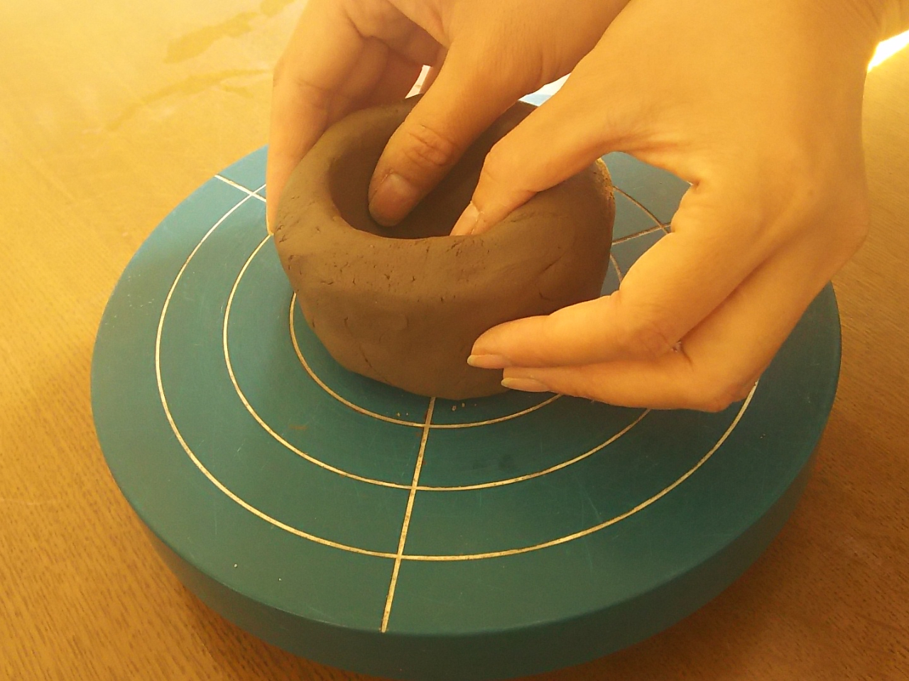 【手びねり体験】あなただけの陶芸の世界を体験してみませんか?土に触れて、自分だけ...