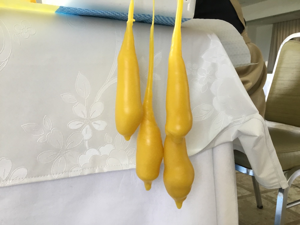 ミツロウキャンドル1つ目はディッピングです。
なんども重ねづけしながら、キャンドルを太らせていきます〜!