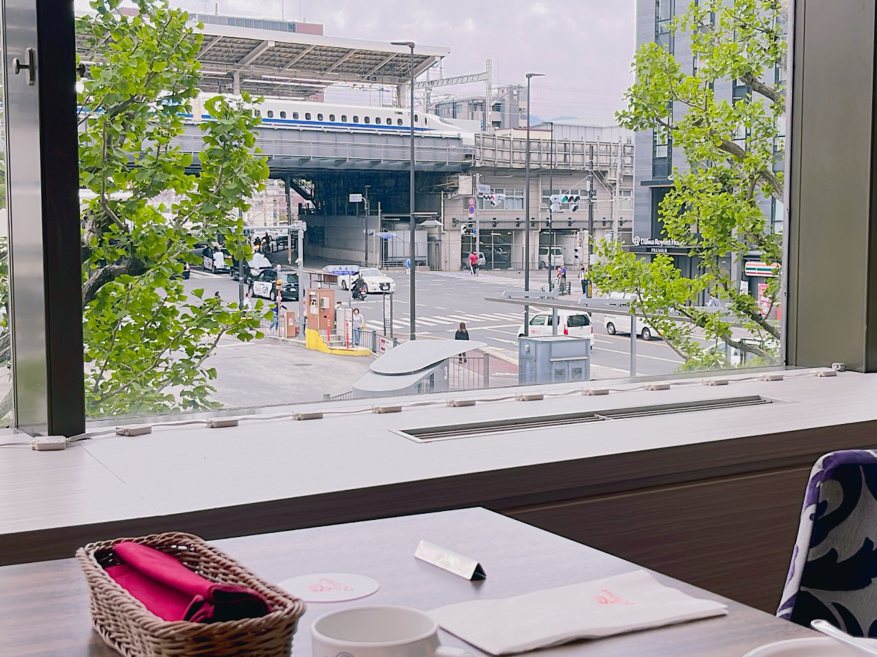 行きかう新幹線も見ながらお食事ができます