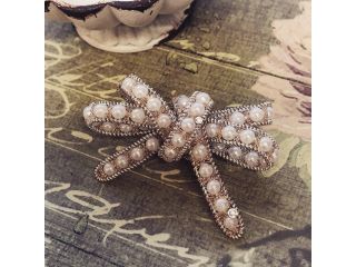 リボンのブローチは大人気♪