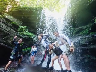 滝つぼで水浴び!きもちいい〜♪