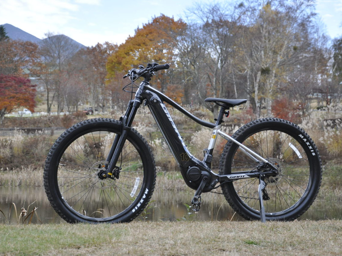 GIANT E-MTB 「FATHOM E+ PRO」フロントサスペンション装備、太いタイヤのエアボリュームでオンロード・オフロードも快適に走行できます