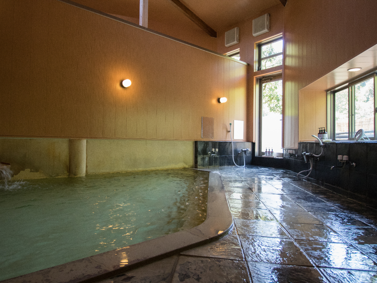 お肌がつるつるになる絹のようにやわらかな美肌の湯 女性 大風呂 ただいま「新型コロナウィルス感染拡大防止」対策実施中 人数制限を設けています。