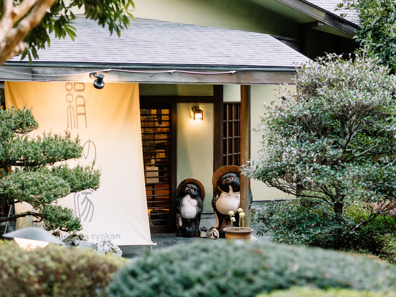 隠し暖簾のライトアップ