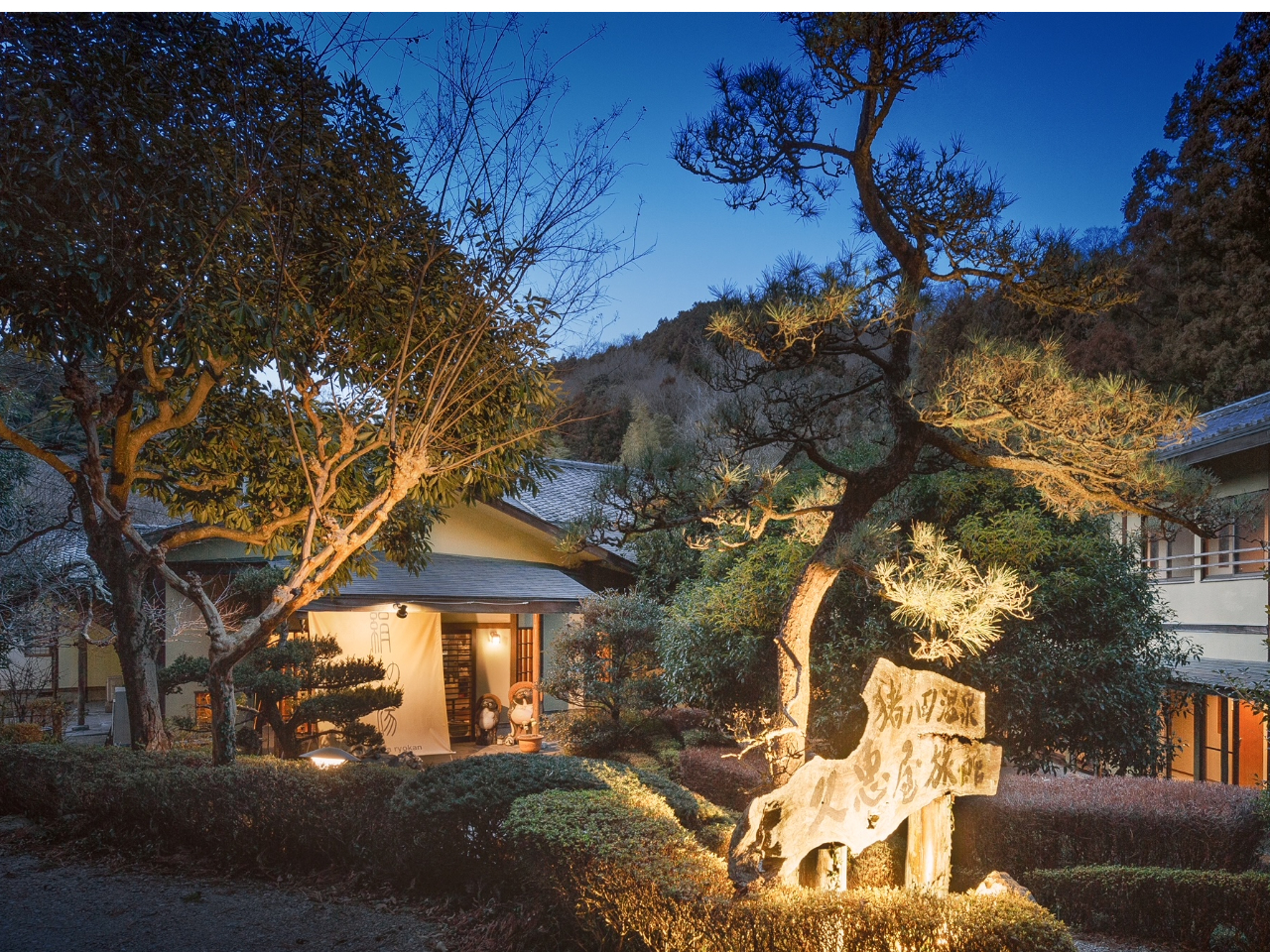 ライトアップされた隠れ家的一軒宿