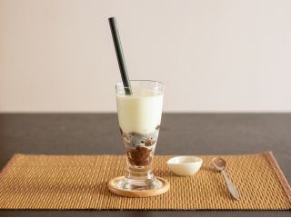 自家製粒あんことミルクの和スイーツドリンク【あんこラテ】練乳ときなこをお好みでどうぞ。