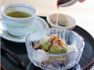 新メニュー♪抹茶白玉ぜんざいを黒蜜をかけてお召し上がりください。