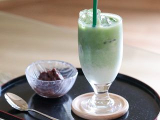 新メニュー♪やさしい甘みの抹茶ラテ。大女将直伝の自家製粒あんこをつまみながら。練乳をお好みでどうぞ。
