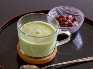 新メニュー♪やさしい甘みのホット抹茶ラテ。大女将直伝の自家製粒あんこをつまみながら。