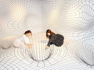 【白黒の部屋】異次元へようこそ! 目の前に広がる白と黒が織り成す異次元の世界は、カメラのレンズ 越しに見ればはっきり現れる。 その穴はどこへ繋がっているのか・・