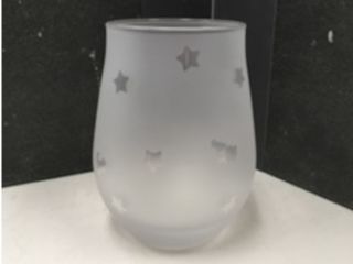 星の形に切ったテープを透明なグラスに貼り、サンドブラスターという機械を使って砂をあて、テープが貼られてない部分をすりガラスにします。