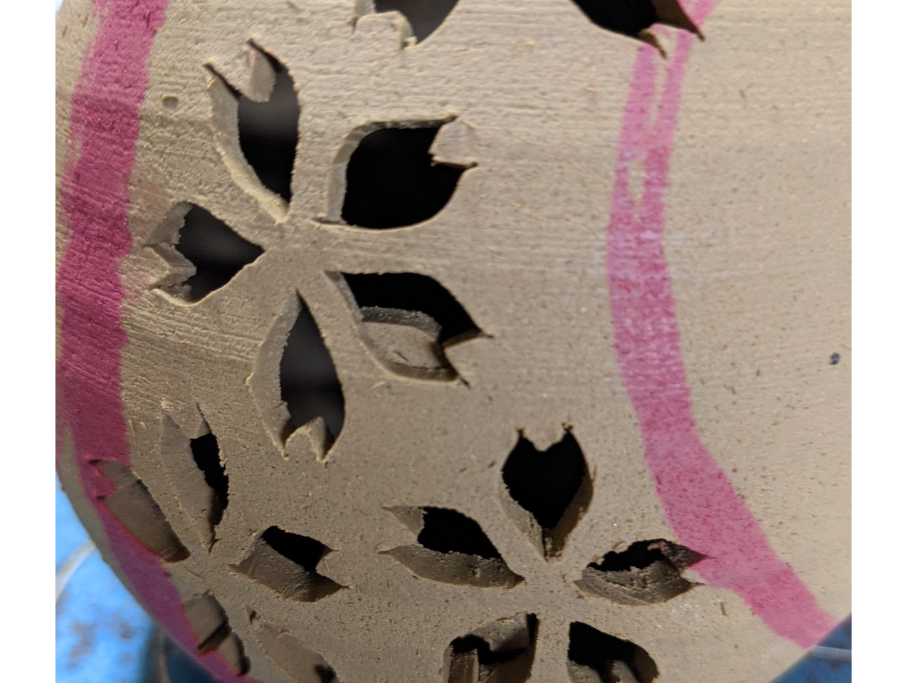 生の生地に刃物で彫ります