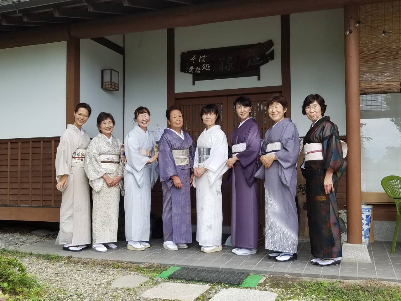 ���k�����OB�̊F�l�Œ����𒅂Ď��X�U���ό��ɏo�|���܂��B�������ԂƂ̂����̒k�`���ƂĂ��L�Ӌ`�Ȏ��Ԃł��B 