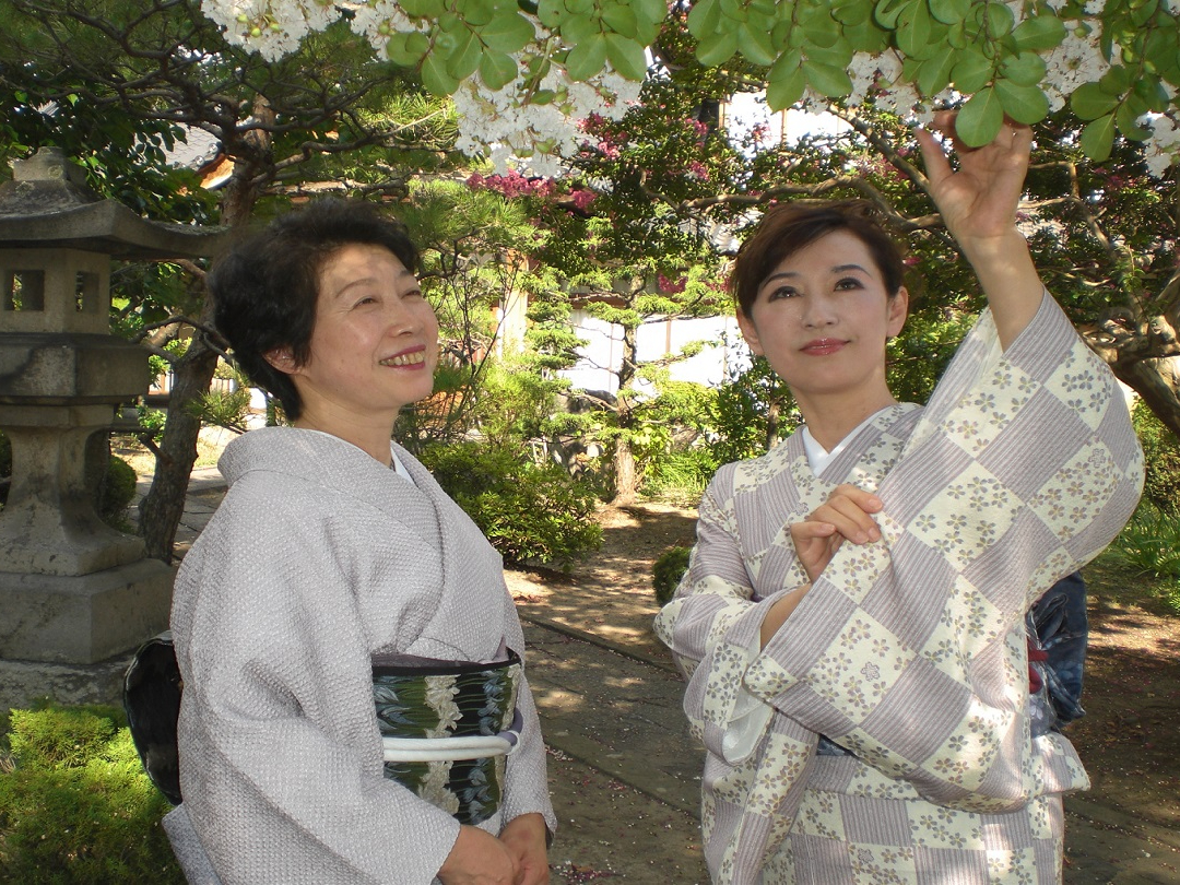 ���k�����OB�̊F�l�Œ����𒅂Ď��X�U���ό��ɏo�|���܂��B�������ԂƂ̂����̒k�`���ƂĂ��L�Ӌ`�Ȏ��Ԃł��B 