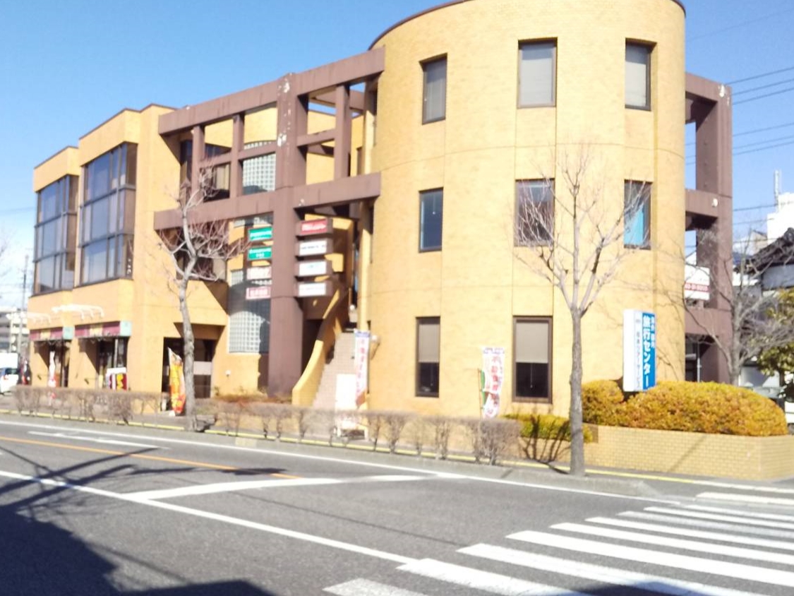 松本市渚の国道19号線沿いです。3Fが美保姿きもの総合学院松本校の教室です。駐車場は裏に10台程度ありますので車でも大丈夫です。