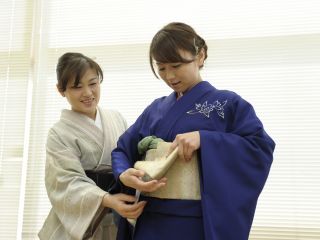マンツーマンでご自分のレベルに合わせた授業が可能です。初心者から講師や着付師の養成を行うプロ養成講座まで充実のラインアップ!