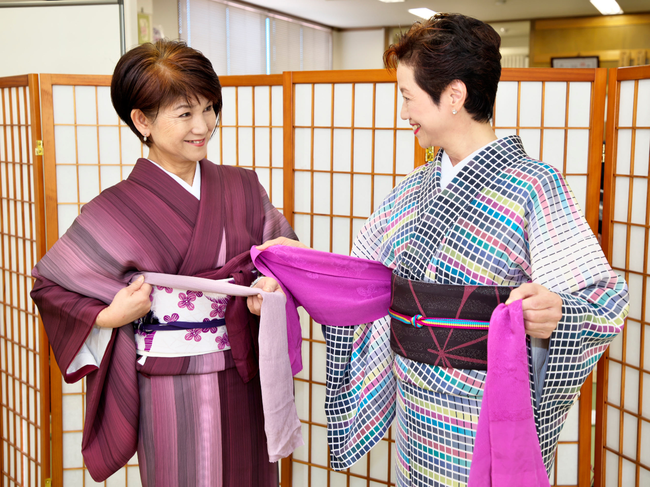 OB�̊F�l�͌��P���OB��̑��ɂ������𒅂Ď��X�U���ό��ɏo�|���܂��B�������ԂƂ̂����̒k�`���ƂĂ��L�Ӌ`�Ȏ��Ԃł��B 