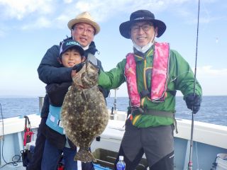 家族で落とし込み釣り。ヒラメ狙いで頑張って頂きました。