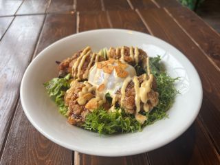 10種類のメニューの中からお選びいただけます。写真は「テリヤキ&ガーリックソースの唐揚げ丼」