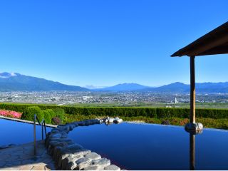 昼間の露天風呂からは、八ヶ岳や北岳、金峰山などの山梨百名山の山々が露天風呂から広がります。ゆっくりと日頃の疲れをお取りください。