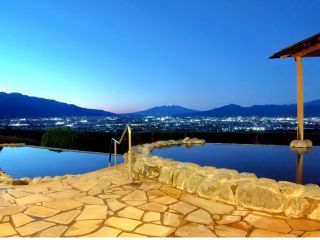 露天風呂からは、夜景100選に認定されている甲府盆地の百万ドルの夜景が楽しめます。