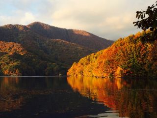 秋の小野川湖、サップで紅葉狩り