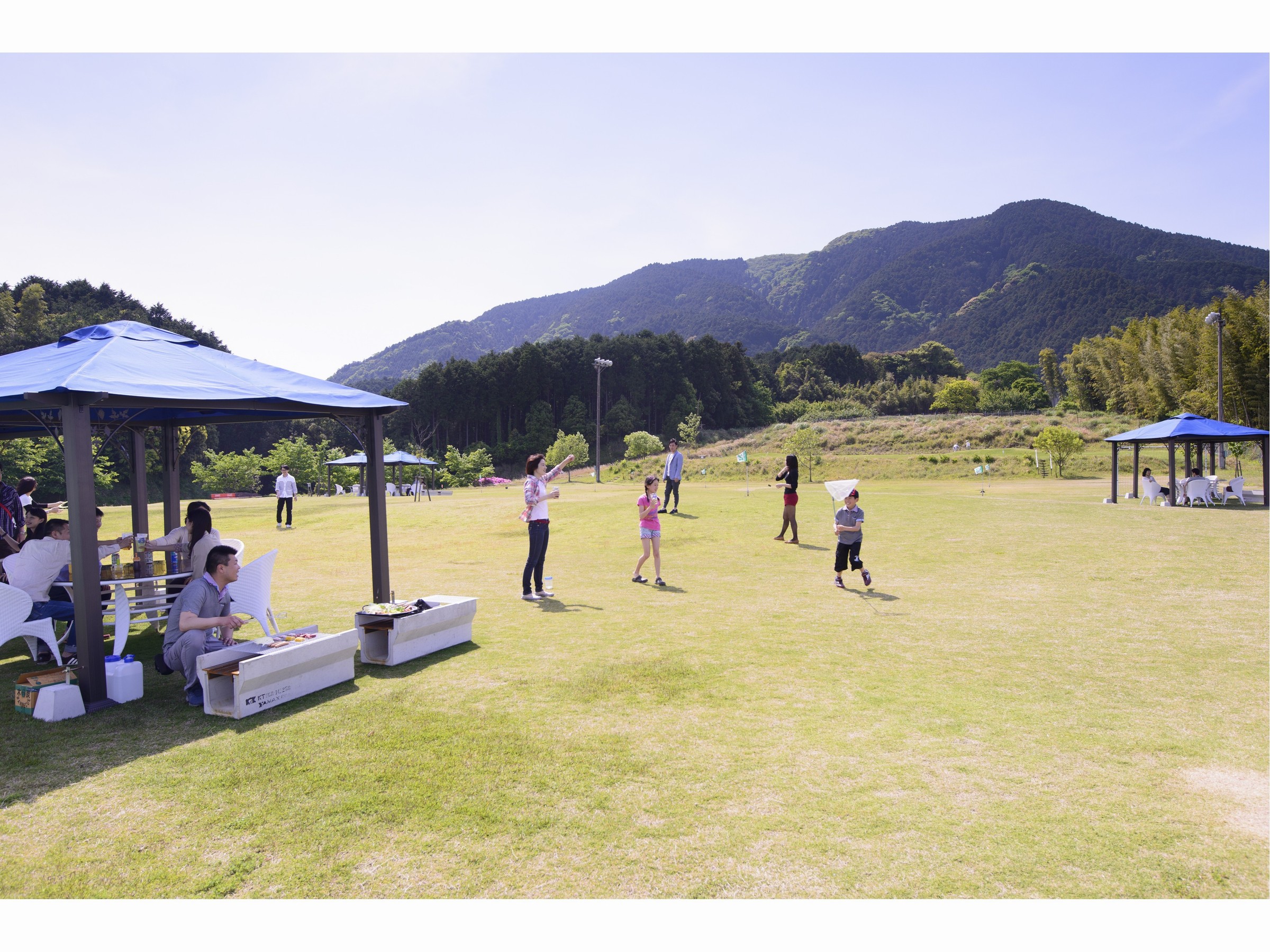 広大な芝生の上で山を眺めながらのんびりとバーベキューが楽しめます。テントも広いので、ご家族やカップルでのんびりとまたは団体様で大盛り上がりなどお楽しみ頂けます!