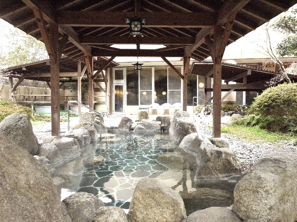 バーベキューの後は、天然温泉でゆっくりと汗を流して癒されて下さい。自慢の露天風呂です。