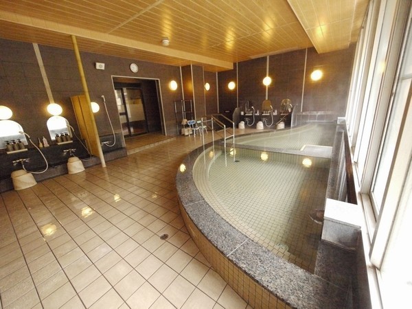 内湯でのんびりと、サウナや露天風呂、薬湯などもあります。