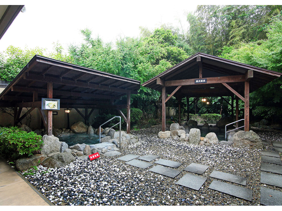 みんな大好き、温泉の定番、そして醍醐味ともいえる当館イチオシの露天風呂です。屋根がついているので、雨がふっても安心です。