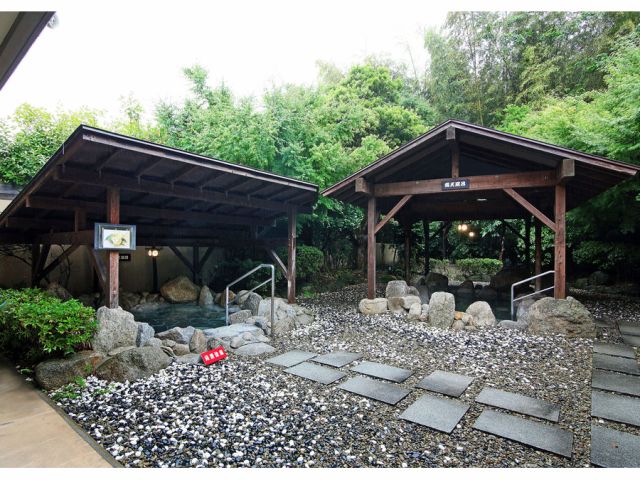 みんな大好き、温泉の定番、そして醍醐味ともいえる当館イチオシの露天風呂です。屋根がついているので、雨がふっても安心です。