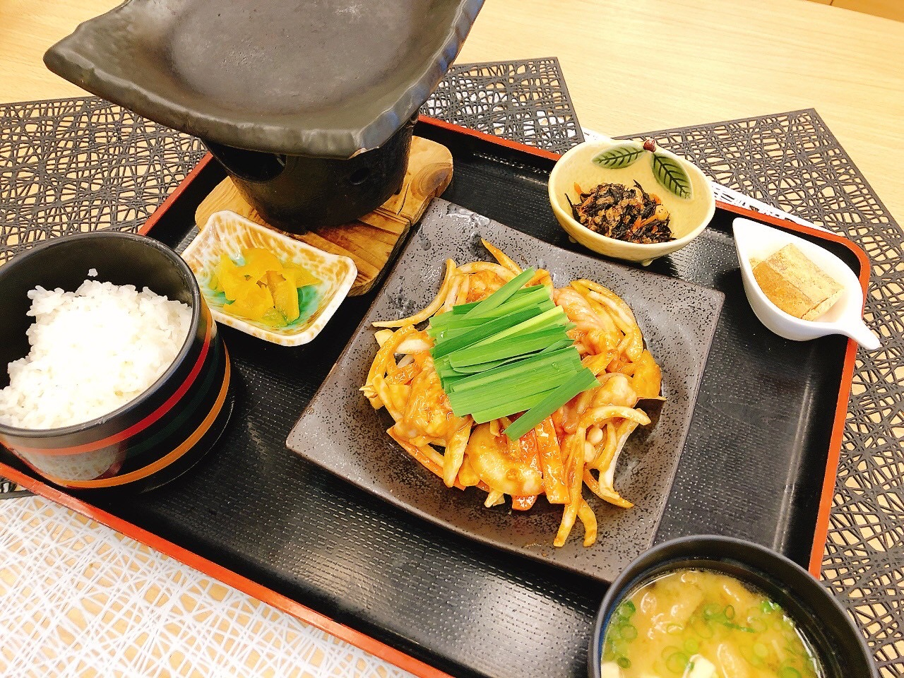 ランチメニュー:国産牛ホルモン陶板焼き ※季節によって変更になります。