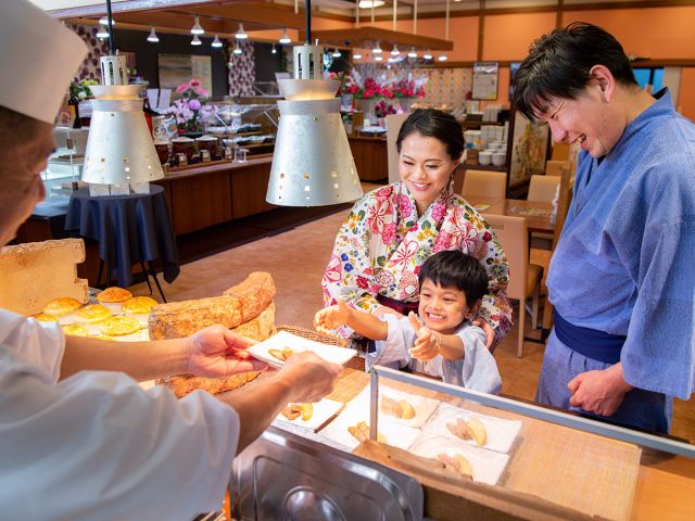 こちらのお客様の目の前で調理するライブキッチンでは、できたてをご用意しています♪