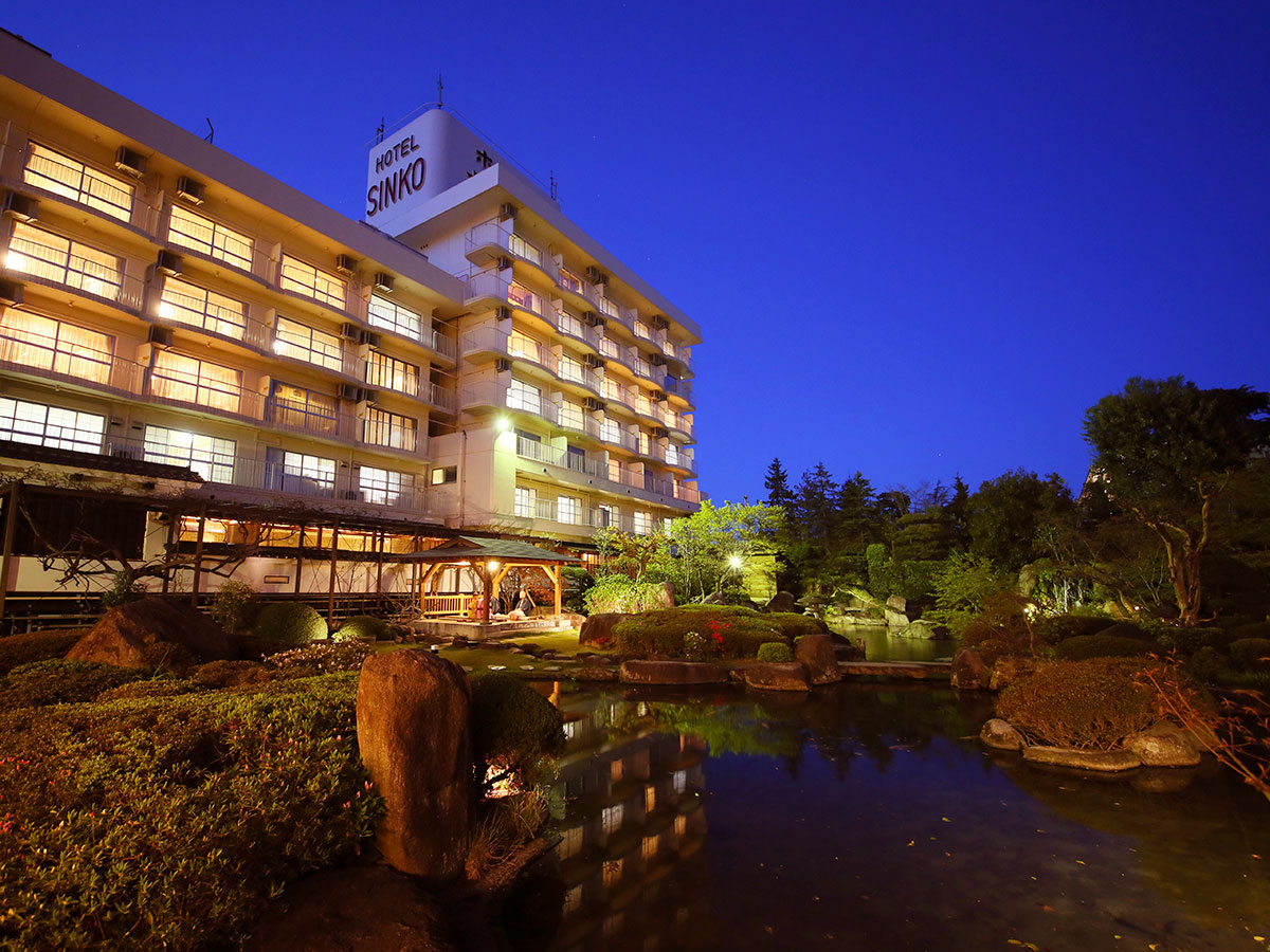 こちらは、ホテル新光の夜の外観です♪